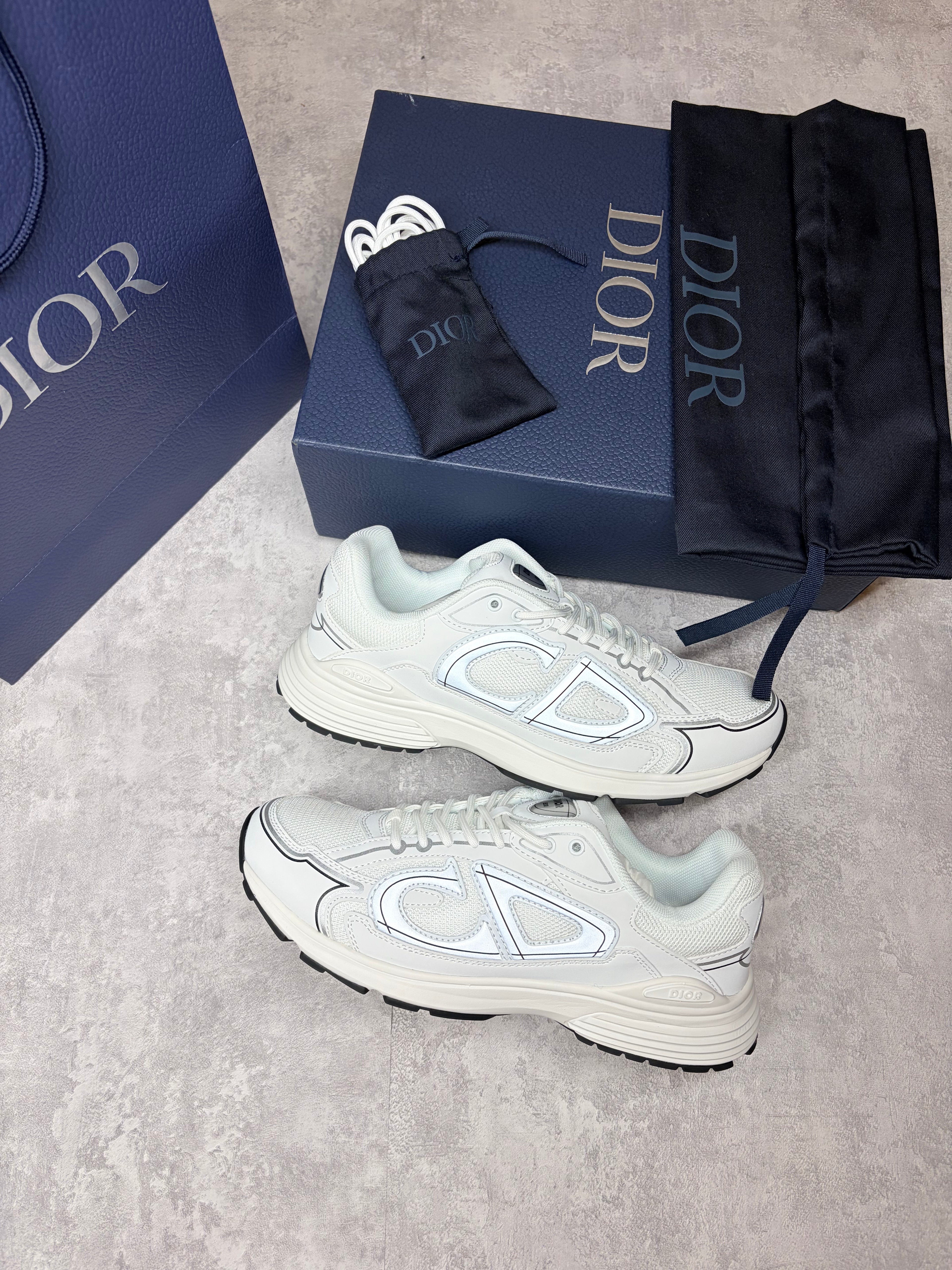 B30 trainers men size UK9